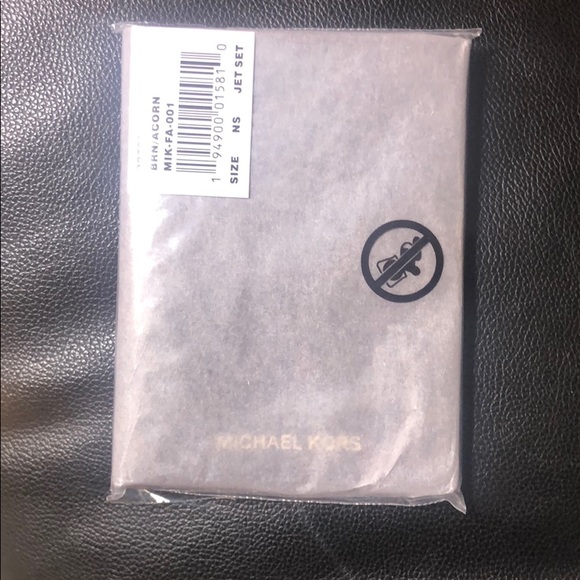 MK MICHAEL KORS WALLET PASSPORT CASE - Picture 7 of 7